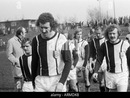 Fußball, Regionalliga West, 1973/1974, Eintracht Gelsenkirchen im Vergleich zu 1. FC Mülheim 4:2, verklagt Stadion Gelsenkirchen, Fußball Spieler verlassen das Spielfeld, v.l.n.r.: Reiner Greiffendorf (Mülheim), Peter Nover (Mülheim), Hartmut Limpert (Mülheim), Heiko Mer Stockfoto