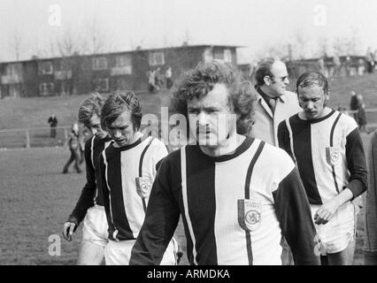 Fußball, Regionalliga West, 1973/1974, Eintracht Gelsenkirchen im Vergleich zu 1. FC Mülheim 4:2, verklagt Stadion Gelsenkirchen, Fußball Spieler verlassen das Spielfeld, v.l.n.r.: Hartmut Limpert (Mülheim), Herbert Bals (Mülheim), Wilfried anriefen (Mülheim), Heiko Merte Stockfoto