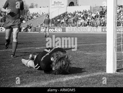 Fußball, Regionalliga West, 1973/1974, Niederrhein-Stadion in Oberhausen, Rot-Weiss Oberhausen vs. Westfalia Herne 5:0, Szene des Spiels, Speichern von Bernhard Hartmann (Herne), Keeper hinter Werner Greth (RWO) Stockfoto