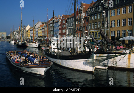 Touristenboot in Nyhavn Kanal Kopenhagen Stockfoto