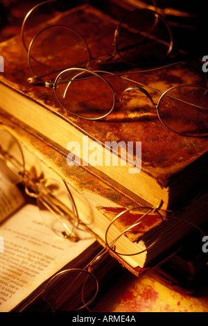 Alte Bücher und Gläser Stockfoto