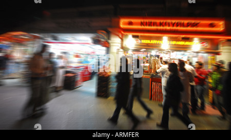 ISTANBUL, TÜRKEI. Kebab-Restaurants am Taksim-Platz am Ende der Istiklal Caddesi im Stadtteil Beyoglu. 2007. Stockfoto