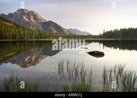 Mount Moran spiegelt sich in String Lake, Grand-Teton-Nationalpark, Wyoming, Vereinigte Staaten von Amerika, Nordamerika Stockfoto