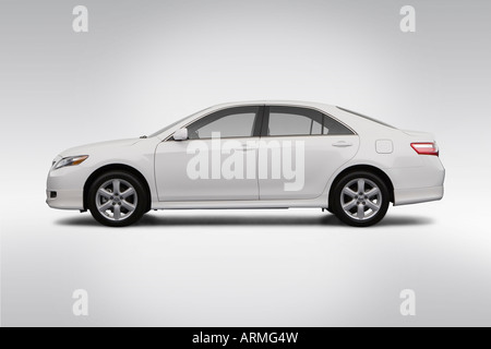 2008 Toyota Camry SE in weiß - Treiber Seitenprofil Stockfoto