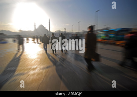 ISTANBUL, TÜRKEI. Dawn Pendler auf dem Weg zur Arbeit durch den Fährhafen in Eminönü, mit hinter der Yeni-Moschee. 2007. Stockfoto