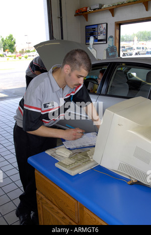 Schnellen Ölwechsel Garage einfahren Kunden haben wo Öl gewechselt in Minuten oder während Sie warten Stockfoto