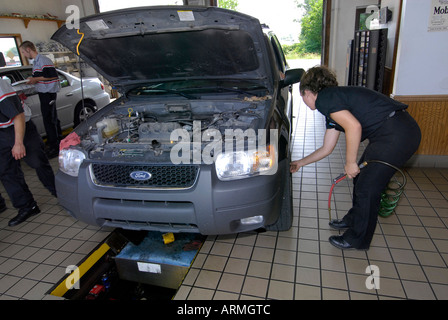 Schnellen Ölwechsel Garage einfahren Kunden haben wo Öl gewechselt in Minuten oder während Sie warten Stockfoto