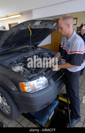 Schnellen Ölwechsel Garage einfahren Kunden haben wo Öl gewechselt in Minuten oder während Sie warten Stockfoto