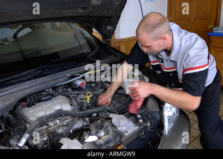 Schnellen Ölwechsel Garage einfahren Kunden haben wo Öl gewechselt in Minuten oder während Sie warten Stockfoto