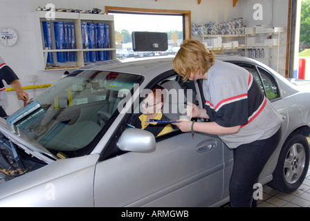 Schnellen Ölwechsel Garage einfahren Kunden haben wo Öl gewechselt in Minuten oder während Sie warten Stockfoto