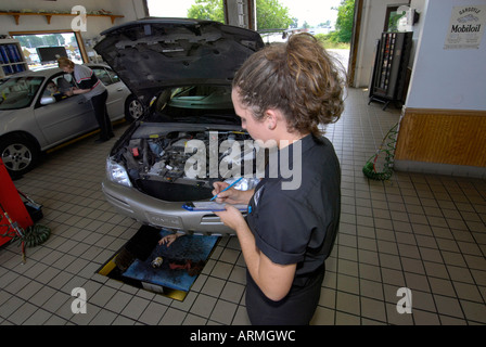 Schnellen Ölwechsel Garage einfahren Kunden haben wo Öl gewechselt in Minuten oder während Sie warten Stockfoto