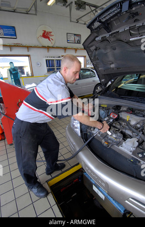 Schnellen Ölwechsel Garage einfahren Kunden haben wo Öl gewechselt in Minuten oder während Sie warten Stockfoto
