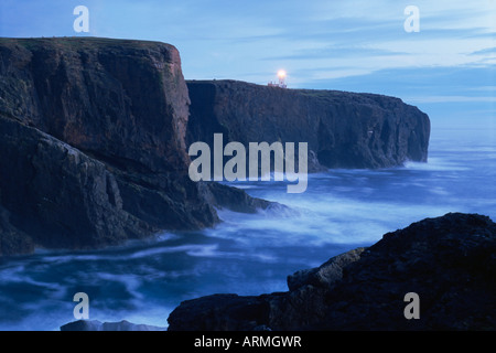 Eshaness Basaltfelsen in der Abenddämmerung, Eshaness, Northmavine, Shetland Islands, Schottland, Vereinigtes Königreich, Europa Stockfoto