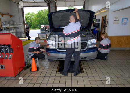 Schnellen Ölwechsel Garage einfahren Kunden haben wo Öl gewechselt in Minuten oder während Sie warten Stockfoto