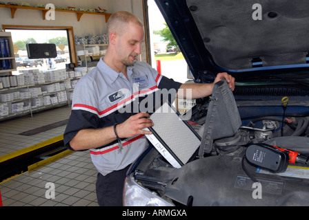 Schnellen Ölwechsel Garage einfahren Kunden haben wo Öl gewechselt in Minuten oder während Sie warten Stockfoto