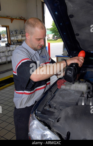 Schnellen Ölwechsel Garage einfahren Kunden haben wo Öl gewechselt in Minuten oder während Sie warten Stockfoto