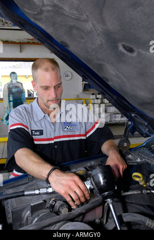 Schnellen Ölwechsel Garage einfahren Kunden haben wo Öl gewechselt in Minuten oder während Sie warten Stockfoto