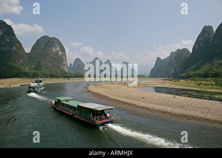 Kreuzfahrt Boote am Li-Fluss zwischen Guilin und Yangshuo, Li-Fluss, Guilin, Provinz Guangxi, China, Asien Stockfoto