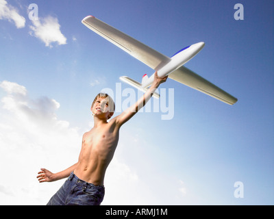 Kleiner Junge aus einem Flugzeug senden Stockfoto