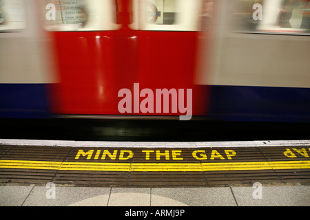 Mind The Gap geschrieben auf der Bakerloo Line Plattform zur u-Bahnstation Waterloo, London Stockfoto