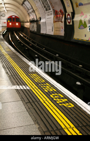 Mind The Gap geschrieben auf der Bakerloo Line Plattform zur u-Bahnstation Waterloo, London Stockfoto