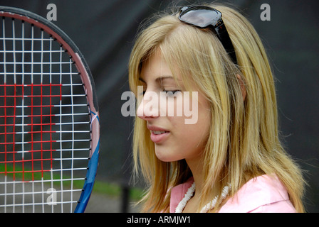 Mittelschule und Gymnasium Alter Jugendliche nehmen Tennisunterricht in einem Sommer Bereicherung und öffentlichen Stadt Entwicklungsprogramm Stockfoto