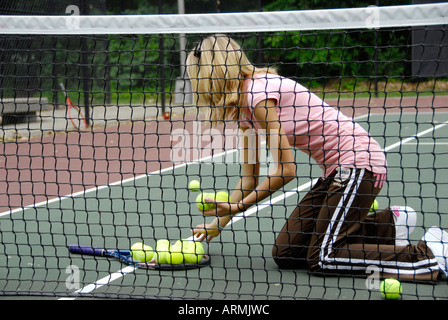 Mittelschule und Gymnasium Alter Jugendliche nehmen Tennisunterricht in einem Sommer Bereicherung und öffentlichen Stadt Entwicklungsprogramm Stockfoto