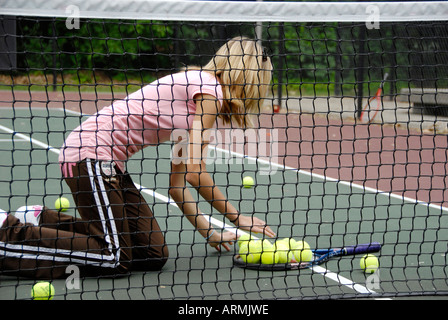 Mittelschule und Gymnasium Alter Jugendliche nehmen Tennisunterricht in einem Sommer Bereicherung und öffentlichen Stadt Entwicklungsprogramm Stockfoto