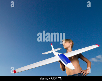 Kleiner Junge aus einem Flugzeug senden Stockfoto