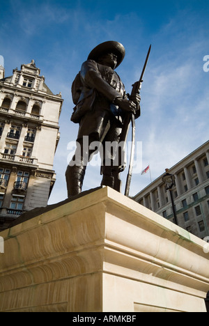 Statue eines Ghurka Soldaten durch die Gebäude des Verteidigungsministeriums Stockfoto