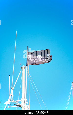 Piratenflagge vom Mast eines Schiffes vertäut im Hafen von Penzance Stockfoto