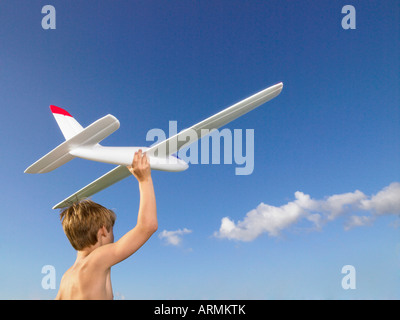 Kleiner Junge aus einem Flugzeug senden Stockfoto