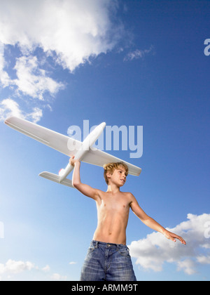 Kleiner Junge aus einem Flugzeug senden Stockfoto