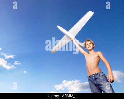 Kleiner Junge aus einem Flugzeug senden Stockfoto