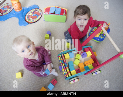Ein 10 Nomth alten Babys spielen mit hölzerner Block Spielzeug im Kindergarten Stockfoto
