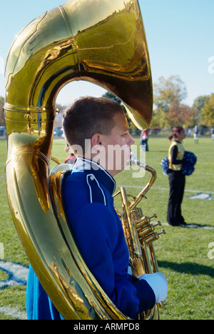 High School marching Band tritt während eines Fußballspiels Stockfoto