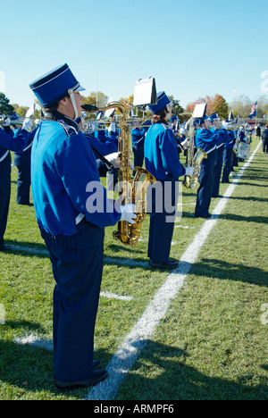 High School marching Band tritt während eines Fußballspiels Stockfoto