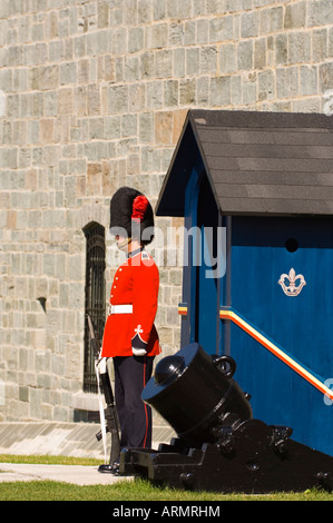 Zu Ehren Garde in roter uniform auf der Citadelle von Quebec Stadt, Quebec, Kanada. Stockfoto