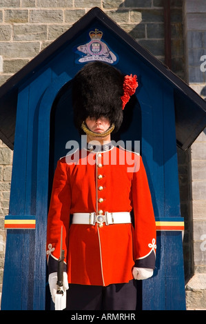 Zu Ehren Garde in roter uniform auf der Citadelle von Quebec Stadt, Quebec, Kanada. Stockfoto