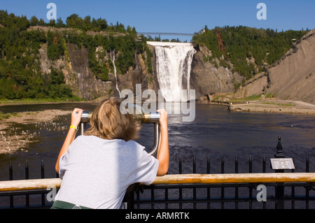 Junge blickt durch Viewscope an den Montmorency Falls, befindet sich 10 km östlich von Quebec Stadt, Quebec, Kanada. Stockfoto