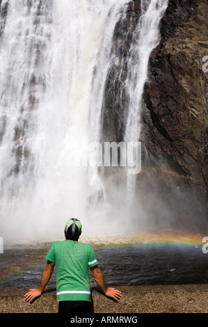 Radfahrer-Pause, um Montmorency Fälle betrachten befindet sich 10 km östlich von Quebec Stadt, Quebec, Kanada. Stockfoto