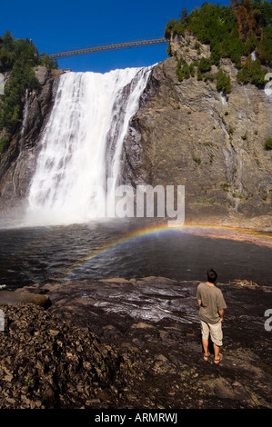 Besucher sehen Montmorency Falls, liegt 10 km östlich von Quebec Stadt, Quebec, Kanada. Stockfoto