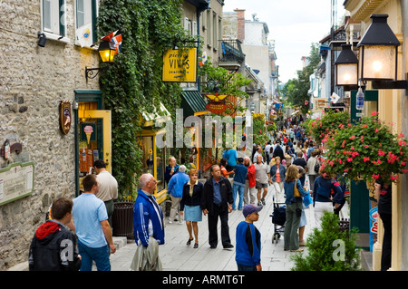 Fußgänger entlang wenig Champlain Straße Gehweg, Quebec, Kanada. Stockfoto