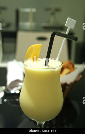 Frische Mango Shake mit eleganten Restaurant Präsentation Stockfoto