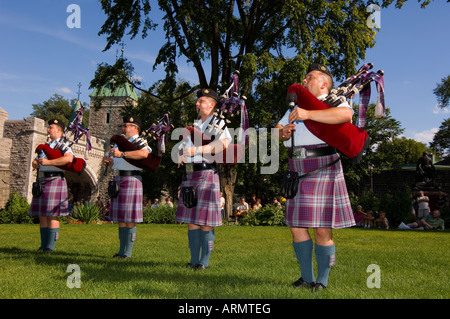 Pfeife und Trommel Militärkapelle am Tatoo, Porte St. Louis, einer der Eingänge der ummauerten Stadt des alten Quebec, Quebec, Kanada. Stockfoto