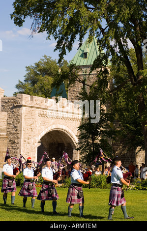 Pfeife und Trommel Militärkapelle am Tatoo, Porte St. Louis, einer der Eingänge der ummauerten Stadt des alten Quebec, Quebec, Kanada. Stockfoto