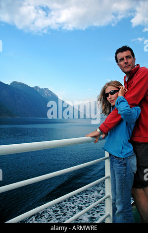 Vater und Tochter genießen die Aussicht von der Fähre während des Urlaubs Stockfoto