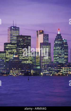 Skyline in der Abenddämmerung von der Inselmitte, Toronto, Ontario, Kanada. Stockfoto