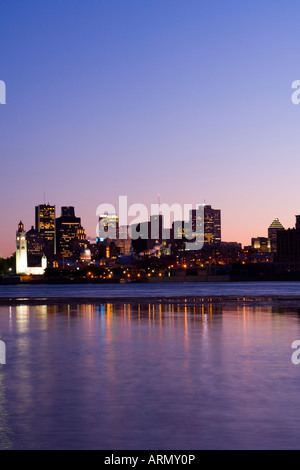 Abends Blick auf Skyline mit Altstadt von Montreal im Vordergrund, über St. Lawrence River von Île Notre-Dame, Montreal, Quebec, Kanada Stockfoto