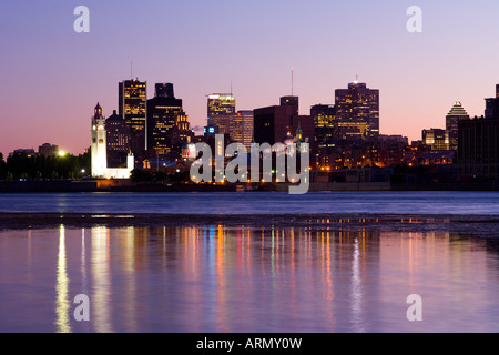 Abends Blick auf Skyline mit Altstadt von Montreal im Vordergrund, über St. Lawrence River von Île Notre-Dame, Montreal, Quebec, Kanada Stockfoto